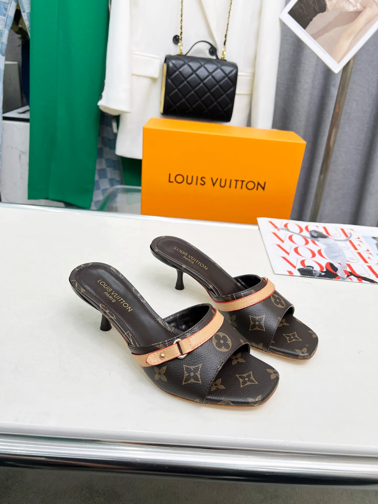 👟👟Ex-factory price 440👟👟 LV new denim kitten heel slippers 2025 summer must-have for goddesses, original replica, super comfortable on the feet. Show off the queen's temperament, the heel height is 5.5CM, which shows your temperament without being tiring. Standard code: 35-42 (41 and 42 codes are customized, non-returnable and non-exchangeable)